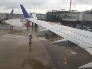 小雨の中の伊丹空港